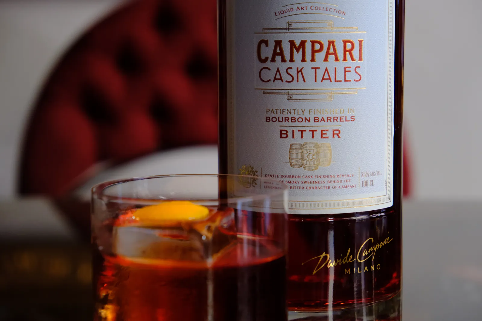 Cocktail Campari su fondo mattoni