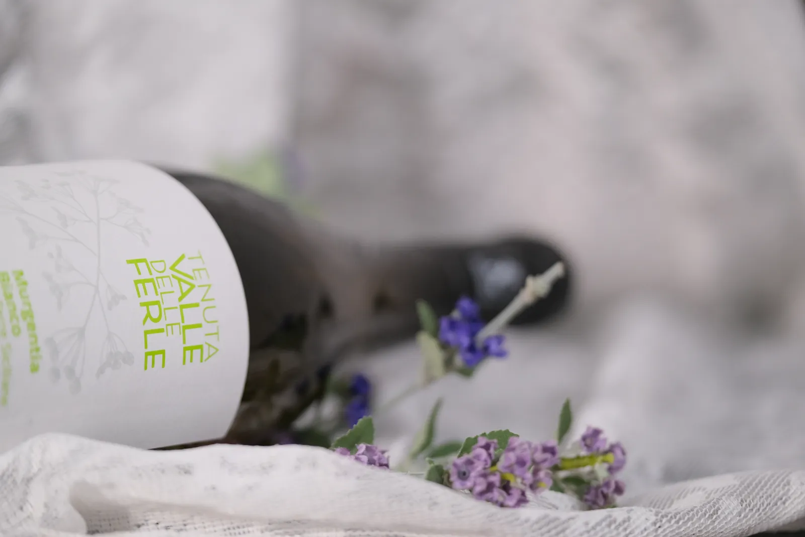 Bottiglia di vino e lavanda