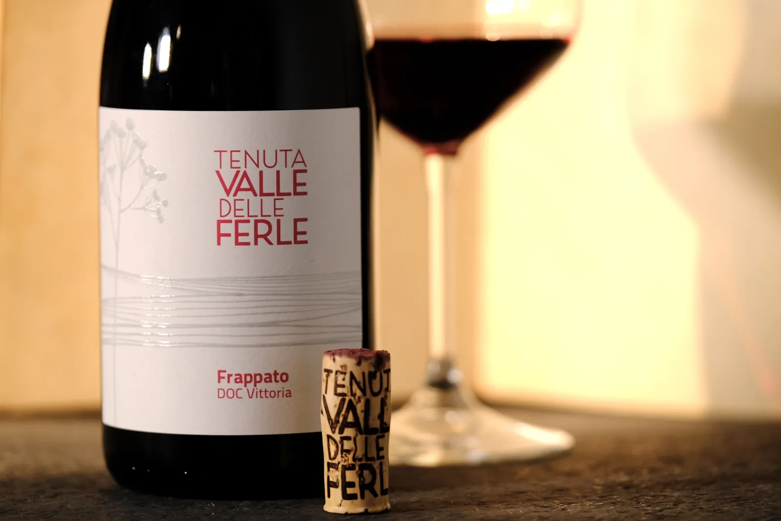 Calice di vino in controluce