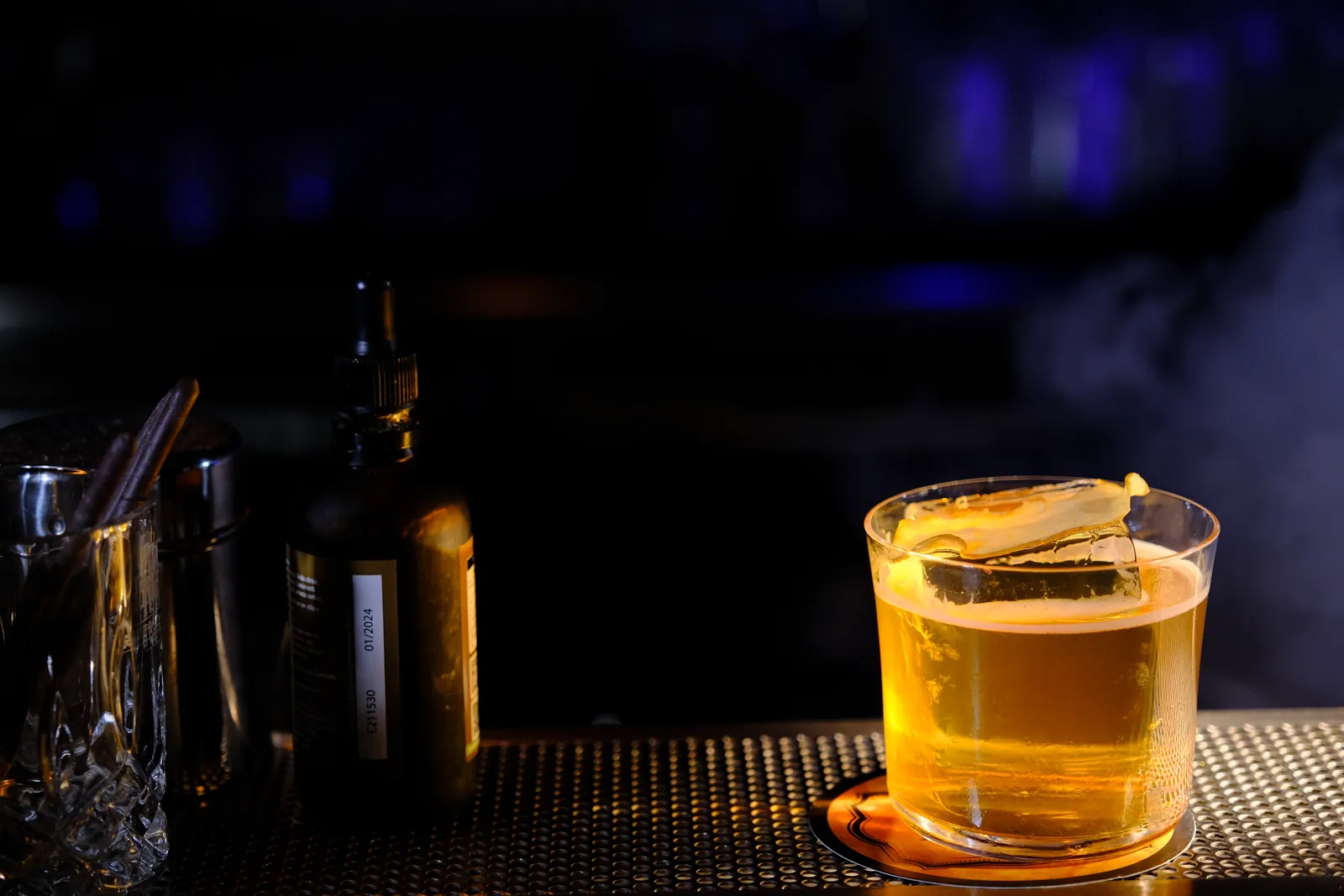 Cocktail al bancone, atmosfera notturna