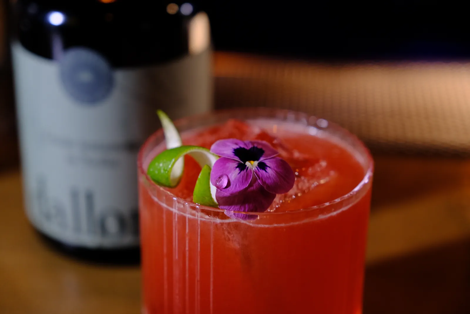 Cocktail d'autore con fiore