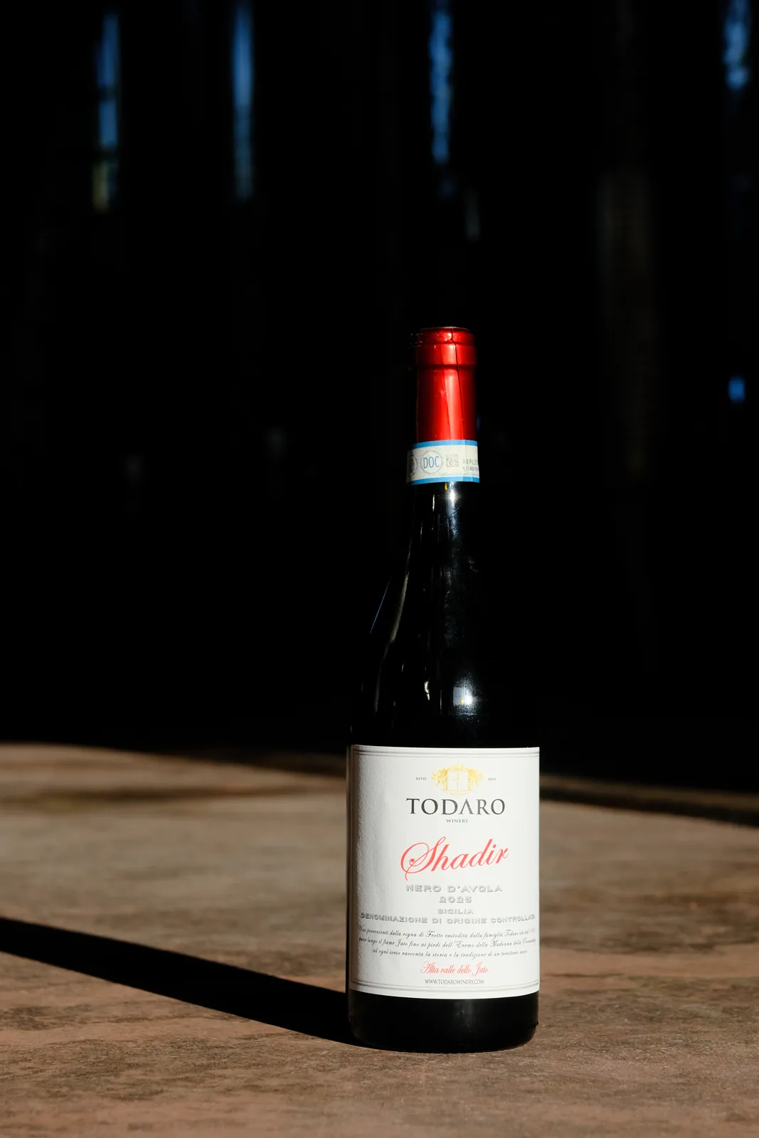 Bottiglia di vino con luce rossa
